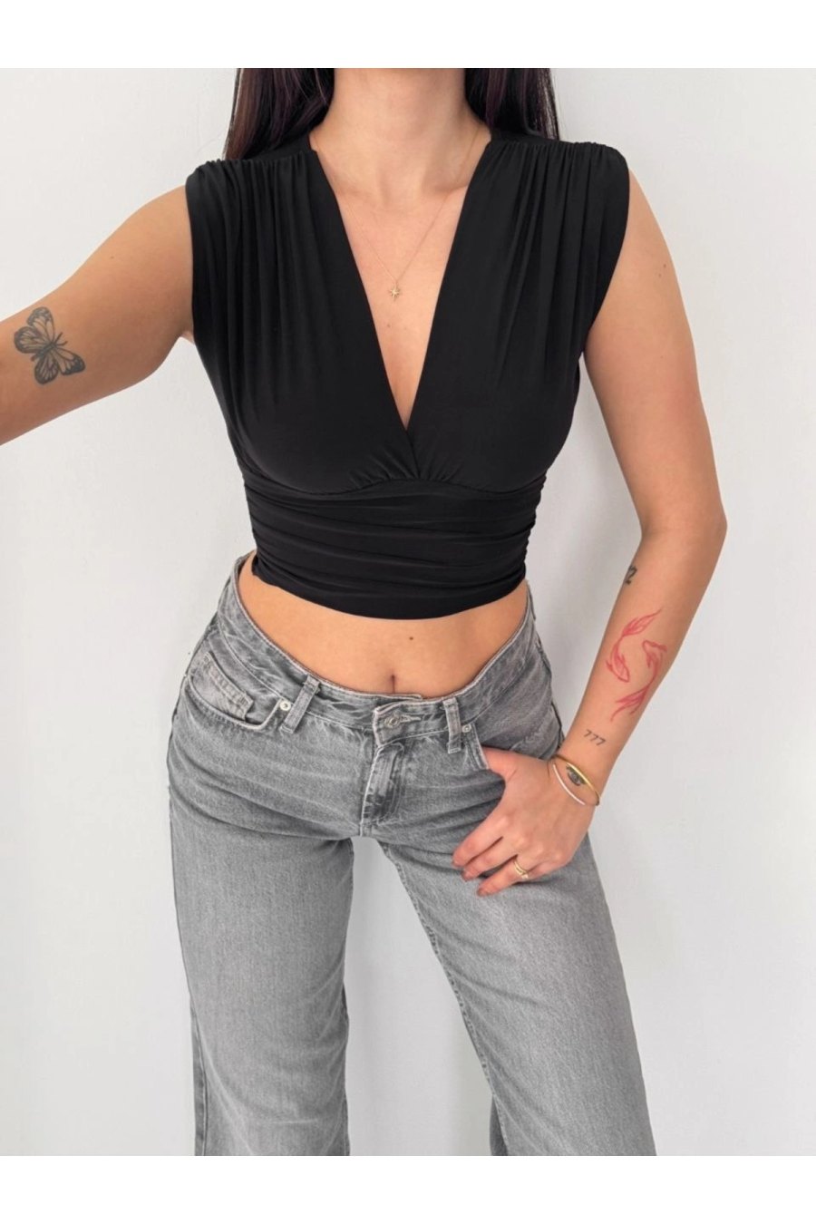 Kadın Vatkalı Kolsuz V Yaka Drapeli Crop Bluz Likralı Fit - Siyah