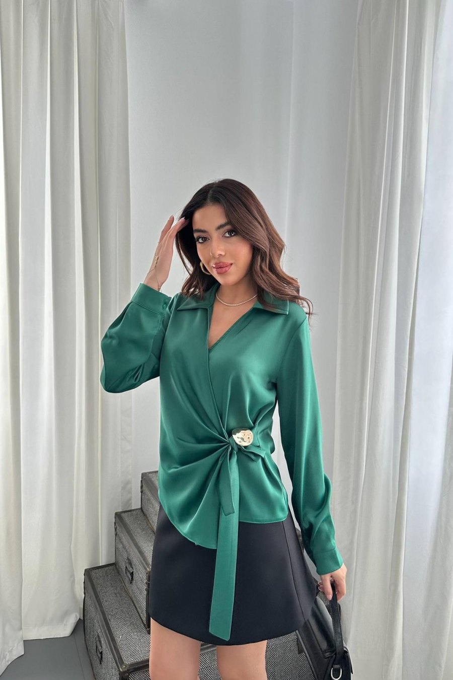 Yeşil Düğme Detaylı Saten Bluz - Yeni Sezon